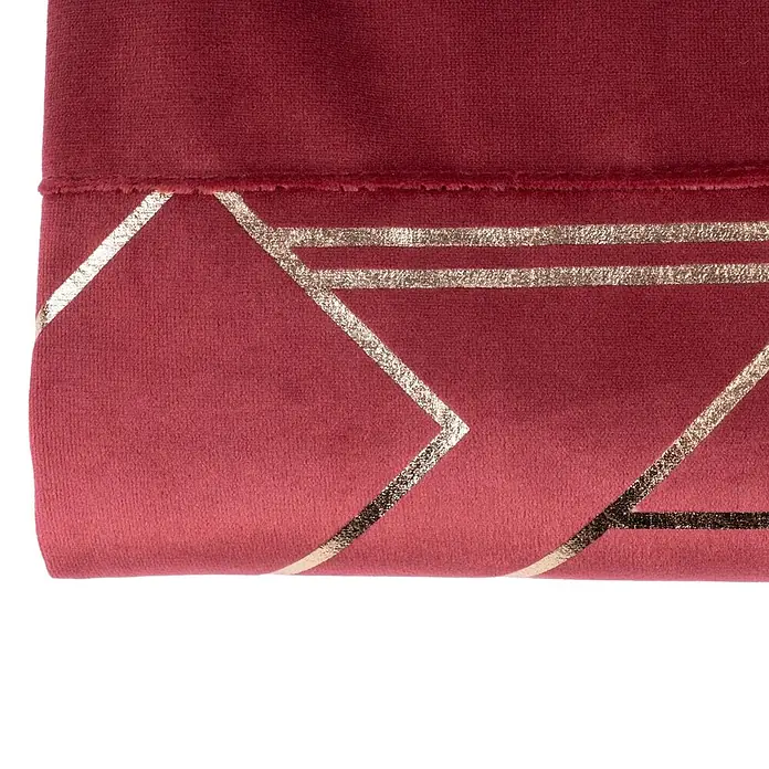 Dekokissen & Decken-Set Prisma 125 - 2 -tlg., Rot/Gold - Gefalteter tiefroter Samtstoff mit schimmernden goldenen geometrischen Linien.