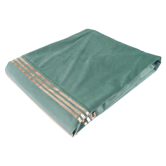 Dekokissen & Decken-Set Prisma - 2 -tlg., Mint/Gold - Gefaltete tealfarbene Samtdecke mit drei goldenen Streifen.