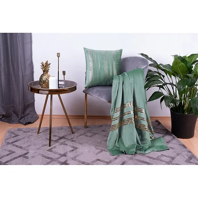 Dekokissen & Decken-Set Prisma - 2 -tlg., Mint/Gold - Salbeigrünes Samt-Plaid und passendes Kissen mit Goldstreifen auf einem grauen Stuhl.