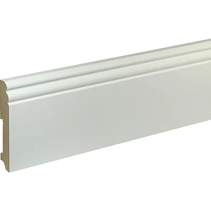 Rodapié FU94L - 240 cm x 19 mm x 111 mm, MDF, Tratamiento superficial: Revestido - Primer plano de un rodapié blanco con moldura decorativa. Perfecto para una transición elegante entre pared y suelo.