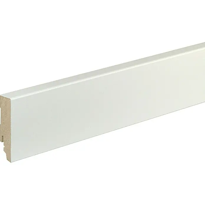 Sockelleiste FU087L - 240 cm x 19 mm x 70 mm, MDF - Nahaufnahme einer weißen Sockelleiste mit detailliertem Profil, ideal für moderne Innenausstattung und Fußbodenabschlüsse.