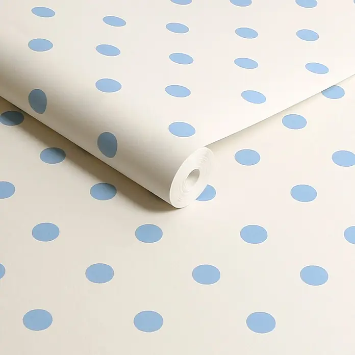 Cath Kidston Vliestapete Button Spot - Weiß/Blau - Rolle cremefarbener Tapete mit hellblauen Tupfen, teilweise abgerollt.