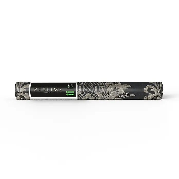 Sublime Vliestapete Damask - Schwarz - Tapetenrolle mit schwarzem und silbernem Damastmuster, beschriftet mit "SUBLIME WALLPAPER" und Umweltzertifizierungen.