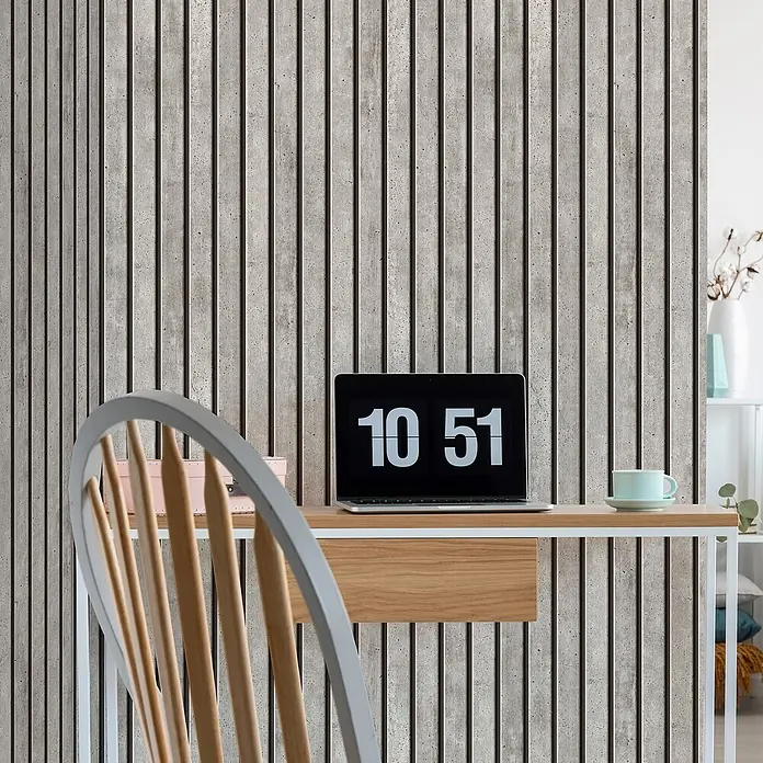 Easy Decor Vliestapete Concrete Beams - Grau - Wandpaneele in Betonoptik mit vertikalen Lamellen, die eine moderne Industrieästhetik in einem Heimbüro schaffen.