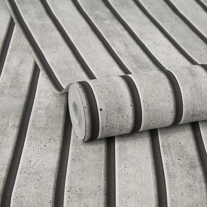 Easy Decor Vliestapete Concrete Beams - Grau - Strukturierte graue Tapete mit dunklen vertikalen Streifen, teilweise abgerollt.
