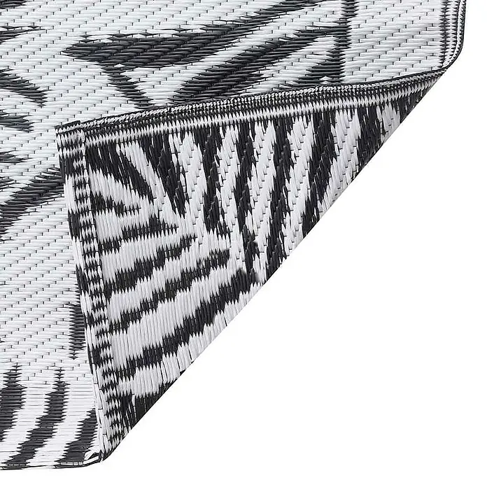 vidaXL Outdoor Teppich Weiß 160 x 230 cm Polyethylen -  - Schwarz-weißer geometrischer Wendeteppich, Ecke umgeklappt.