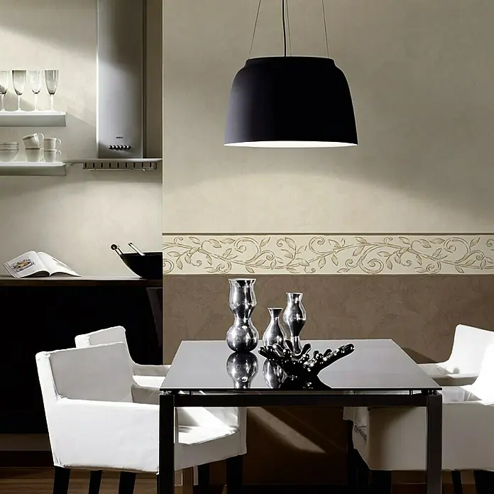 A.S. Création OK 6 Vliestapete - Creme, Uni, 10,05 x 0,53 m - Einrichtungsidee mit schwarzer Hängelampe über Esstisch mit silbernen Vasen und weißen Stühlen. Die Wand ist in Beige und Braun gehalten.