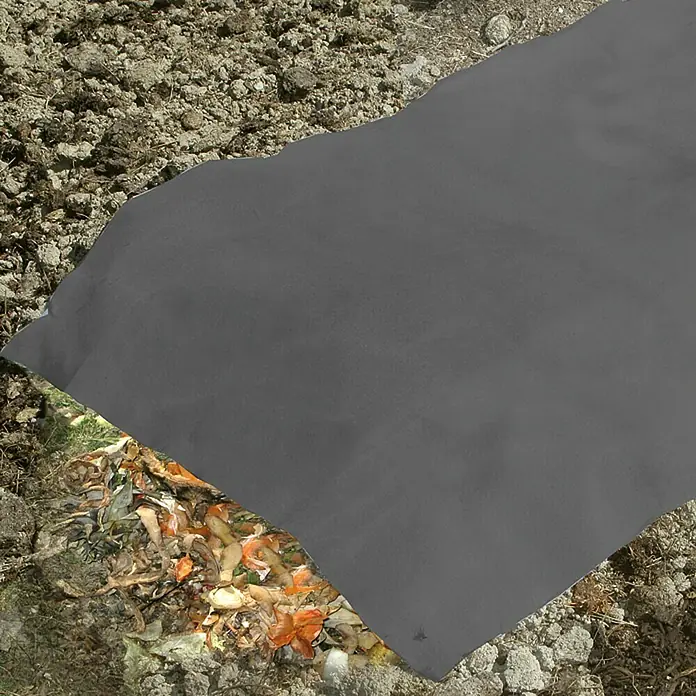 Gardol Kompostschutzvlies - 250 x 160 cm - Das Bild zeigt eine schwarze Gartenabdeckung über einem Bereich mit Kompost und Erde. Die Abdeckung dient dazu, das Wachstum von Unkraut zu verhindern.