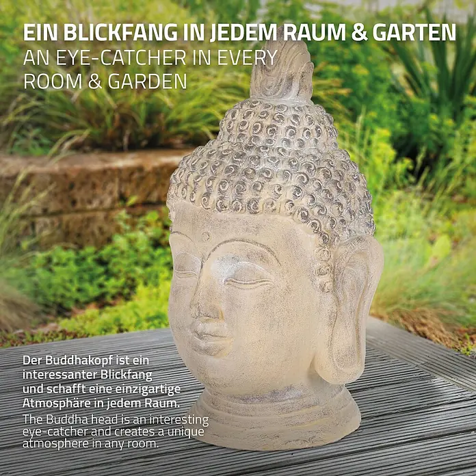 Buddha Kopf 30 x 30 x 55 cm, Beige-Grau -  - Detaillierte, verwittert wirkende Buddha-Kopf Skulptur in Steinoptik, ein Blickfang für Raum oder Garten, auf einer Holzterrasse.