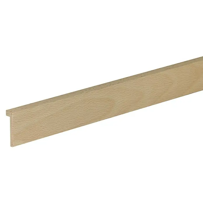 Profiles and more Falzleiste - 95 cm x 40 mm x 13 mm, Buche - Bild einer einzelnen hellbraunen Holzfußleiste mit T-Profil vor schwarzem Hintergrund. Ideal für die stilvolle Inneneinrichtung.