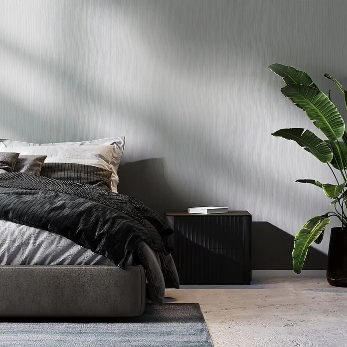 Sublime Vliestapete Organic Lines - Grau - Hellgrau-grüne Tapete mit subtiler vertikaler Wellentextur an einer Schlafzimmerwand hinter einem Bett.