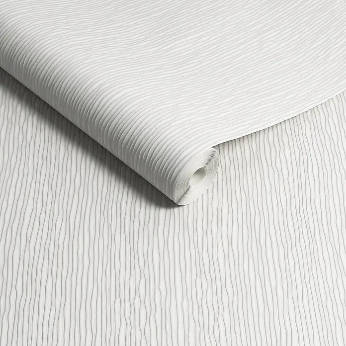 Sublime Vliestapete Organic Lines - Grau - Weiße, strukturierte Tapetenrolle mit dezentem gewelltem Vertikalmuster, teilweise abgerollt.