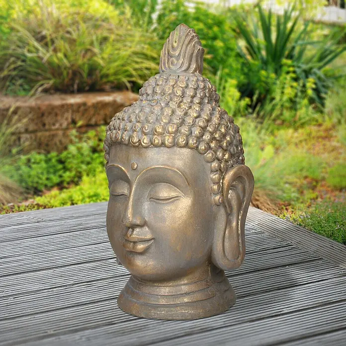 Buddha Kopf 42 x 38 x 74,5 cm, Bronze -  - Antikgoldene Buddha-Kopf-Statue mit geschlossenen Augen, auf einer Holzterrasse.