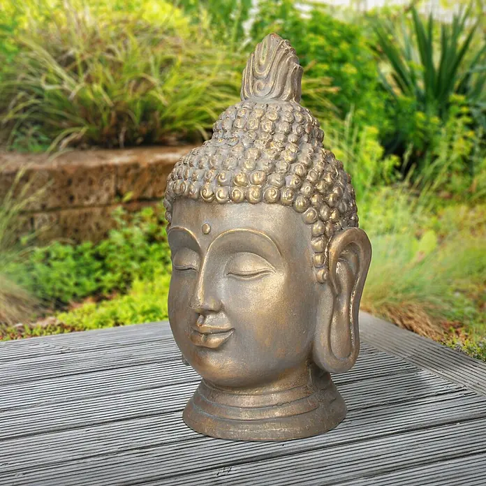 Buddha Kopf 31 x 29 x 53 cm, Bronze -  - Bronzefarbene Buddha-Kopf-Statue mit geschlossenen Augen, auf einer Holzterrasse.
