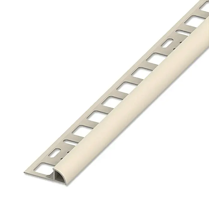 Viertelkreis-Profil - Bahama Beige, 2,5 m x 10 mm - Das Bild zeigt ein modernes Fliesenschiene mit einer abgerundeten Kante und einem silbernen Befestigungsflansch, ideal für stilvolle Wandabschlüsse.