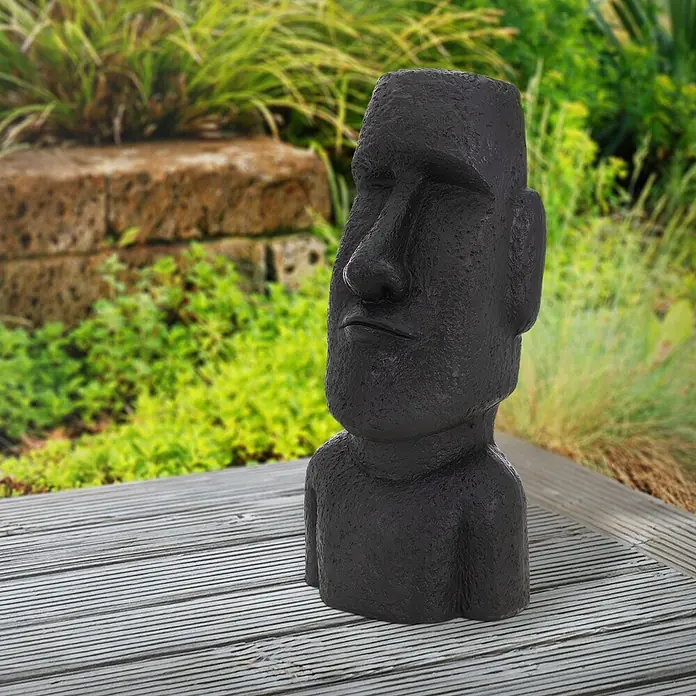 Moai Rapa Nui Kopf 26,5 x 19 x 53,5 cm, Anthrazit -  - Schwarzer texturierter Moai-Statuen-Pflanztopf auf Holzdeck.