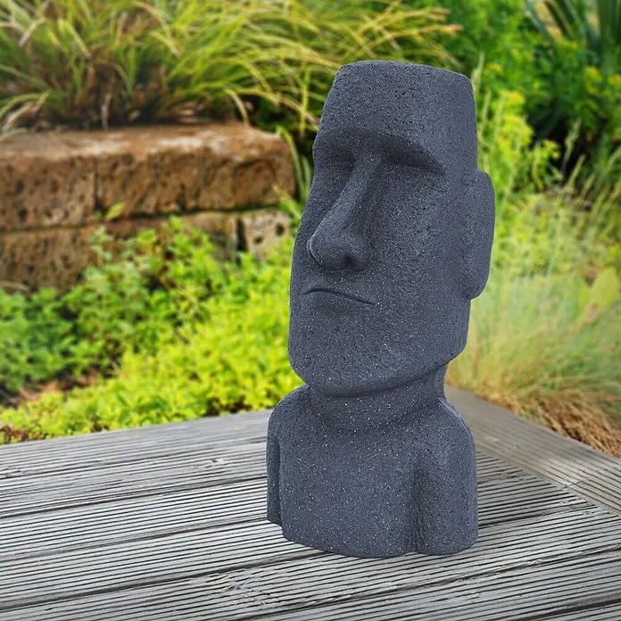 Moai Rapa Nui Kopf 26,5 x 19 x 53,5 cm, Grau -  - Dunkelgraue texturierte Moai-Kopf Gartenstatue auf einer Holzterrasse.