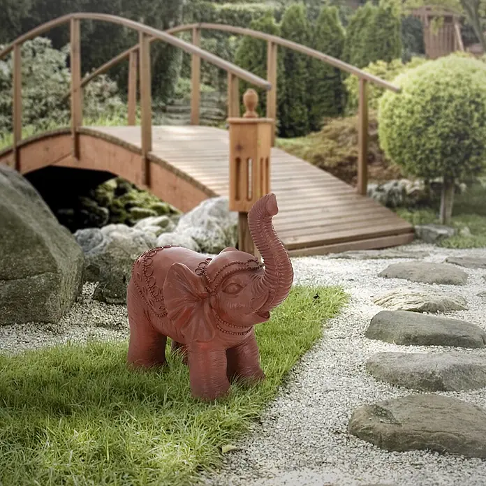 Deko Elefant Figur 36 x 19 x 39 cm, Braun -  - Terrakottafarbene Elefanten-Gartenstatue, detailreich, auf Gras neben einem Steinweg.