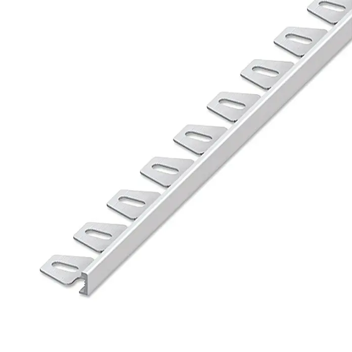 Fliesenprofil Flexibel - Aluminium, Silber, 2,5 m x 12,5 mm - Nahaufnahme einer silbernen Fliesenschiene mit rechteckigen Aussparungen zur Befestigung. Ideal für saubere und professionelle Fliesenabschlüsse.