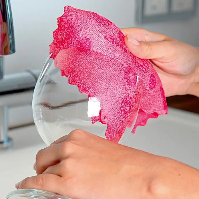 Vileda Spülschwamm - 1 Stk., Mikrofaser - Ein Weinglas wird mit einem pinkfarbenen Tuch getrocknet, um sicherzustellen, dass es sauber und einsatzbereit ist. Perfekt für den Alltag.