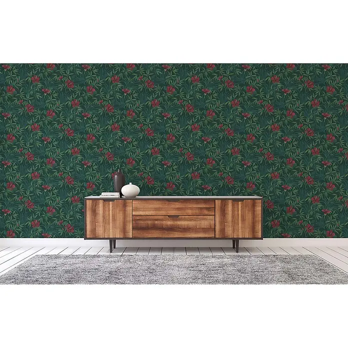 Tapete Dschungel Enrico M1-No.690 Vliestapete Grün Rot Blumentapete Floral -  - Holz-Beistellschrank mit dunkler Holzmaserung, zwei Schubladen und zwei Schranktüren, dekoriert mit Vasen und Büchern.