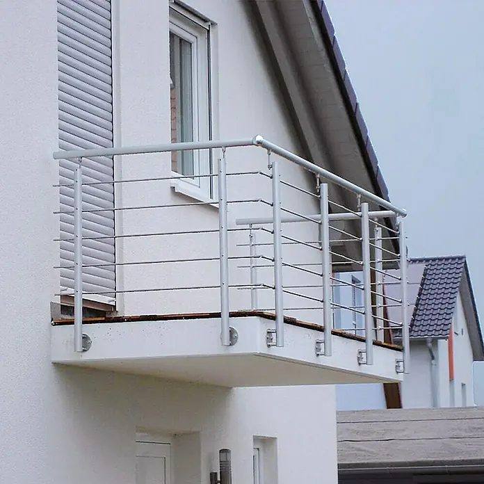 Treba Frewa Geländer-Set AG1 - Seitenmontage, Aluminium, Silber, Länge: 150 cm - Edelstahlgeländer eines modernen Balkons mit klaren Linien und schlichter Eleganz. Die Konstruktion wirkt leicht und stabil zugleich.