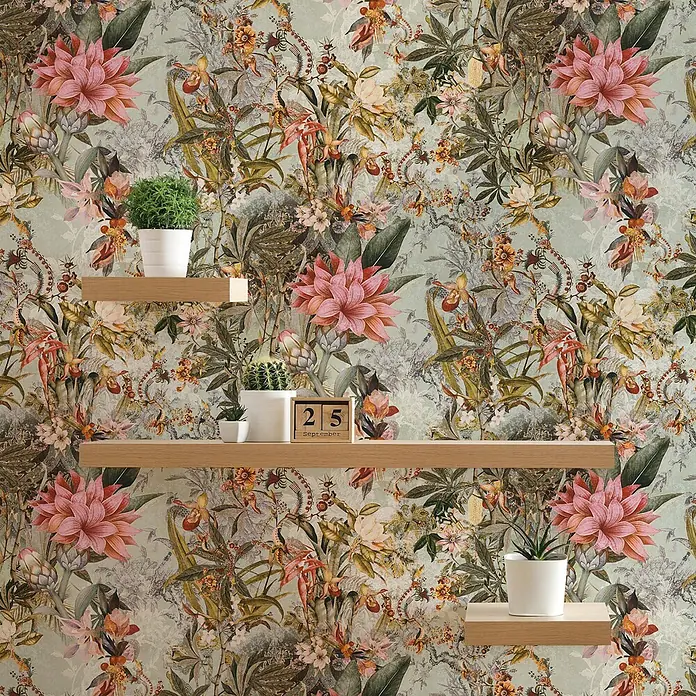 Tapete Dschungel Camilla M1-No.782 Vliestapete Grün Rosa Blumenoptik Floral -  - Botanische Mustertapete mit rosa Blüten, grünen Blättern und exotischen Pflanzen auf hellgrünem Hintergrund, mit drei hellen Holzregalen.