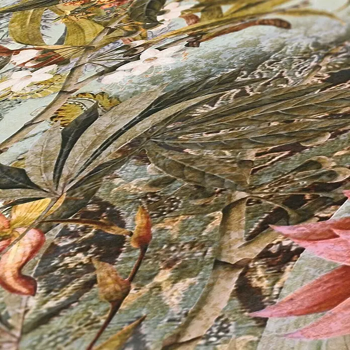 Tapete Dschungel Camilla M1-No.782 Vliestapete Grün Rosa Blumenoptik Floral -  - Nahaufnahme eines Textils mit detailliertem Pflanzenmuster aus Blättern, Blüten und Schmetterlingen in gedeckten Grün-, Braun- und Rosatönen.