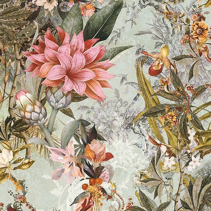 Tapete Dschungel Camilla M1-No.782 Vliestapete Grün Rosa Blumenoptik Floral -  - Üppiges botanisches Muster mit großen rosa und orangefarbenen Blüten, Proteen, Orchideen und grünem Laub auf hellblaugrünem Hintergrund.