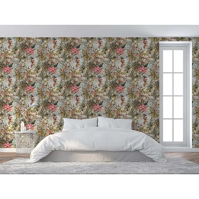 Tapete Dschungel Camilla M1-No.782 Vliestapete Grün Rosa Blumenoptik Floral -  - Gemusterte Tapete mit reichem botanischem Design, rosa Blüten und grünem Laub, an einer Schlafzimmerwand hinter einem weißen Bett angebracht.