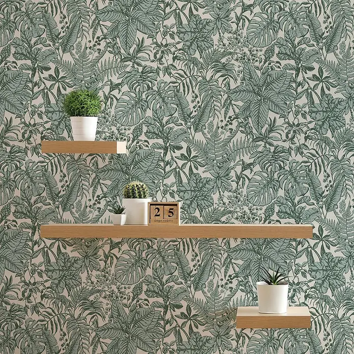 Tapete Dschungel Aleix M1-No.460 Vliestapete Grün Weiß Dschungeloptik Natur -  - Botanische grüne Blätter Tapete mit drei hellen Holzregalen, die Topfpflanzen und einen Holzkalender zeigen.