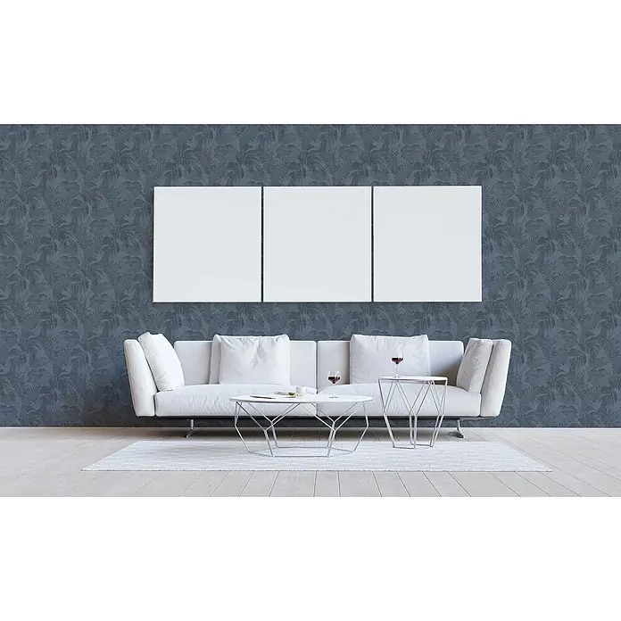 Tapete Bäume Blätter Enrico M1-No.1661 Vliestapete Blau Palmen Dschungel -  - Blaue Tapete mit dunklem Tropenblattmuster an einer Wohnzimmerwand über einem weißen Sofa und Couchtischen.