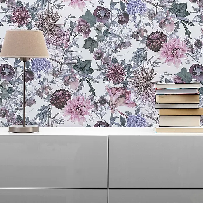 Tapete Dschungel Enrico M1-No.773 Vliestapete Weiß Lila Blumenoptik Floral -  - Elegante Blumentapete mit lila, rosa und grünen botanischen Elementen, die das Raumdekor verschönert.