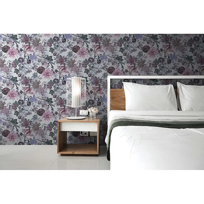 Tapete Dschungel Enrico M1-No.773 Vliestapete Weiß Lila Blumenoptik Floral -  - Blumen-Tapete mit rosa, lila und grünen Blumen und Blättern an einer Schlafzimmerwand.