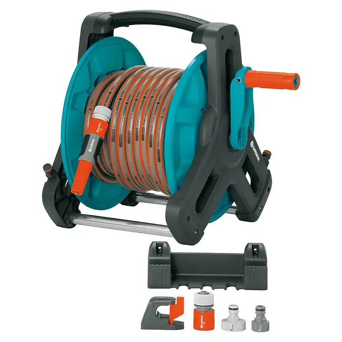 Gardena Classic Wandschlauchtrommel 50 Set - Schlauchlänge: 20 m - Eine blaue GARDENA Schlauchtrommel mit orangefarbenem Schlauch, Anschlussstücken und Wandhalterung für eine ordentliche Gartenausrüstung.