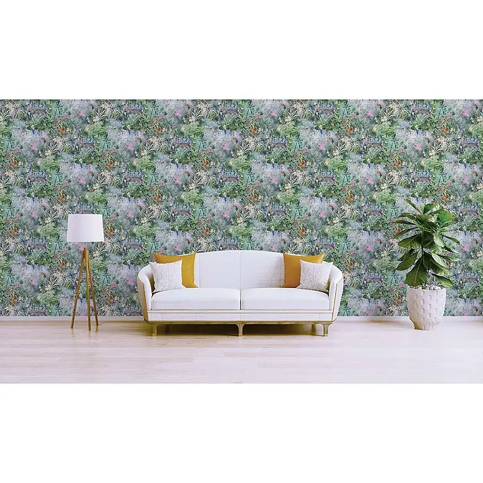 Tapete Dschungel Aleix M1-No.794 Vliestapete Grün Blau Blumenoptik -  - Tropische Dschungel-Tapete mit üppigem Laub, bunten Vögeln und Leoparden an einer Wohnzimmerwand hinter einem Sofa.