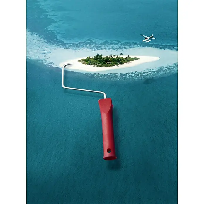 SCHÖNER WOHNEN-Farbe Wandfarbe Trendfarbe - Lagune, Matt, 2,5 l, Konservierungsmittelfrei - Illusionäres Bild mit einer Farbwelle, die das Meer malt, und einer tropischen Insel mit Flugzeug im Hintergrund.