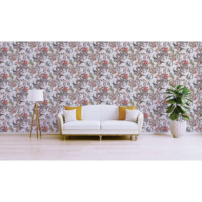 Tapete Tiere Maria M1-No.793 Vliestapete Weiß Grün Blumenoptik Dschungel -  - Tapete mit Blumen- und Vogelmuster in einem Wohnzimmer mit weißem Sofa, Lampe und Pflanze.