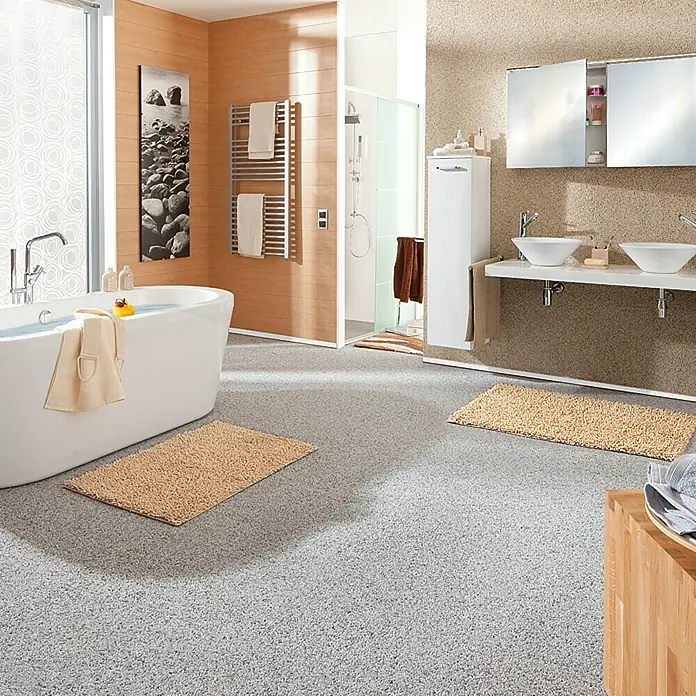 Probau Steinchenteppich Marmorkiesel, 2-4 mm - Grau, 20 kg - Ein helles Badezimmer mit freistehender Badewanne, Waschtisch mit Doppelwaschbecken und beigen Badematten.