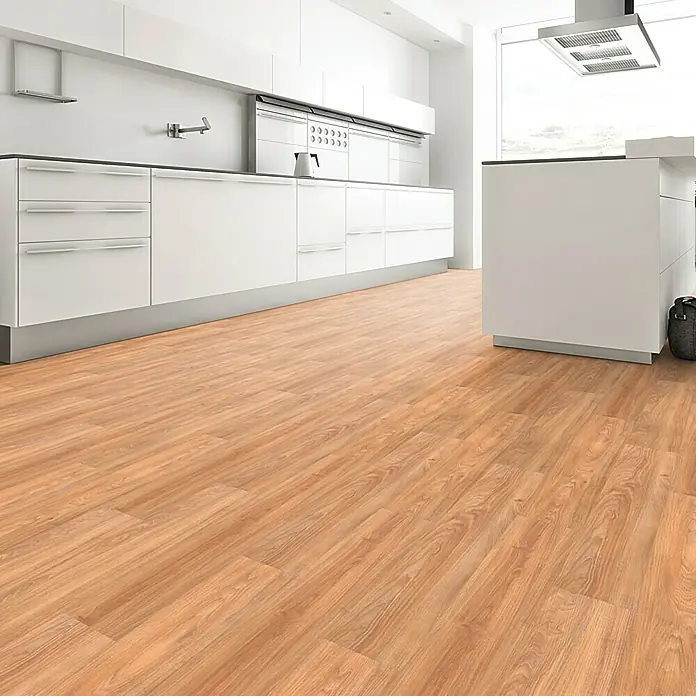 b!design Vinylboden Clic Aspen Eiche - 1.210 x 190 x 5 mm, Landhausdiele - Einladende Küche mit warmem Holzboden, weißen Schränken und moderner Kücheninsel. Der Boden verleiht dem Raum eine natürliche Note.