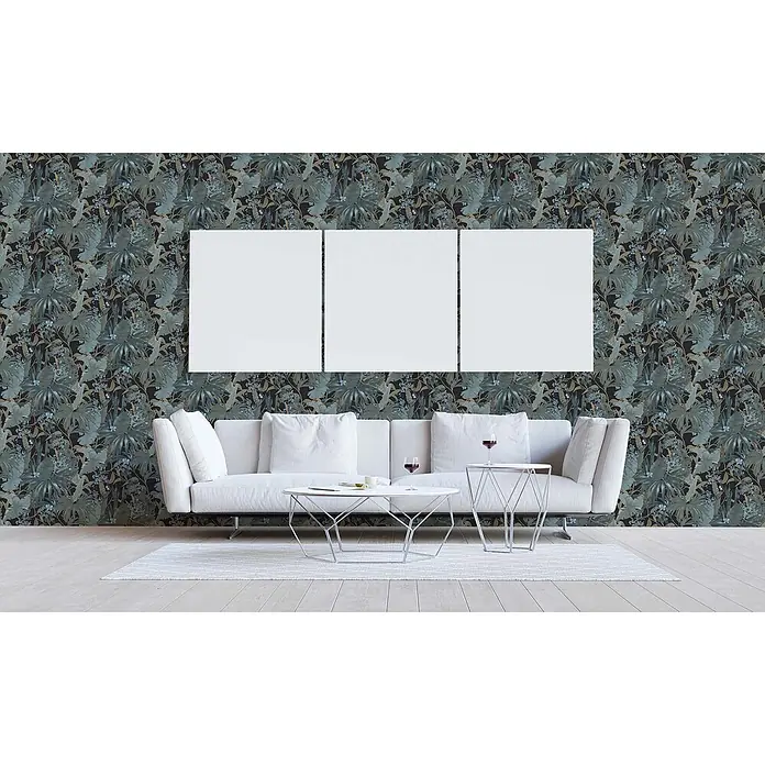 Tapete Bäume Blätter Enrico M1-No.1765 Vliestapete Türkis Schwarz Dschungel -  - Botanische Tapete mit dunkelgrünen Blättern und blauen Akzenten auf dunklem Hintergrund in einem Wohnzimmer.