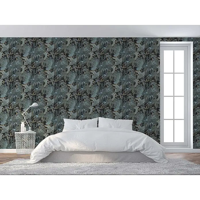 Tapete Bäume Blätter Enrico M1-No.1765 Vliestapete Türkis Schwarz Dschungel -  - Botanische Mustertapete in dunklen Blau-, Grün- und Brauntönen an einer Schlafzimmerwand hinter einem weißen Bett und Fenster.