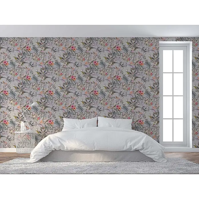 Tapete Tiere Maria M1-No.788 Vliestapete Grau Rosa Blumenoptik Dschungel -  - Graue Tapete mit lebhaftem tropischen Blumen- und Vogelmuster schmückt eine Schlafzimmerwand und setzt einen frischen Akzent.