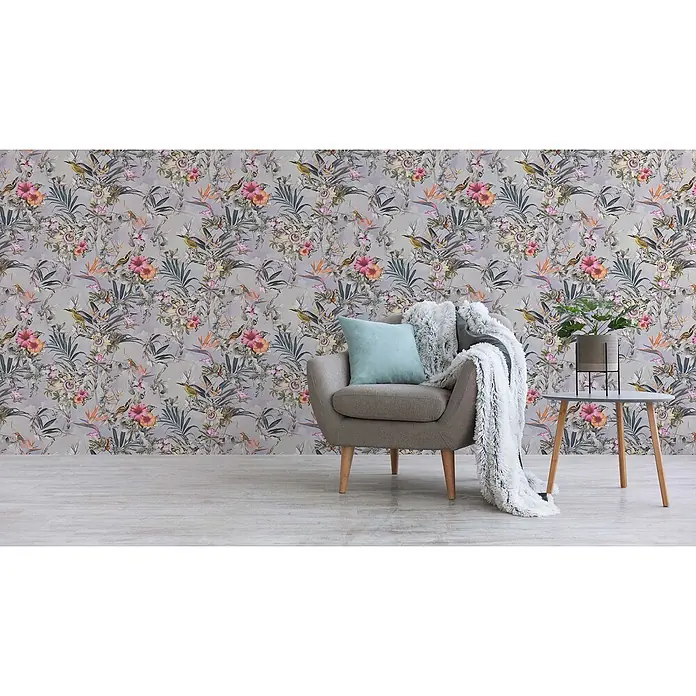 Tapete Tiere Maria M1-No.788 Vliestapete Grau Rosa Blumenoptik Dschungel -  - Tapete mit tropischen Vögeln und Blumen an einer Wohnzimmerwand, mit rosa und orangefarbenen Blüten auf hellgrauem Hintergrund.