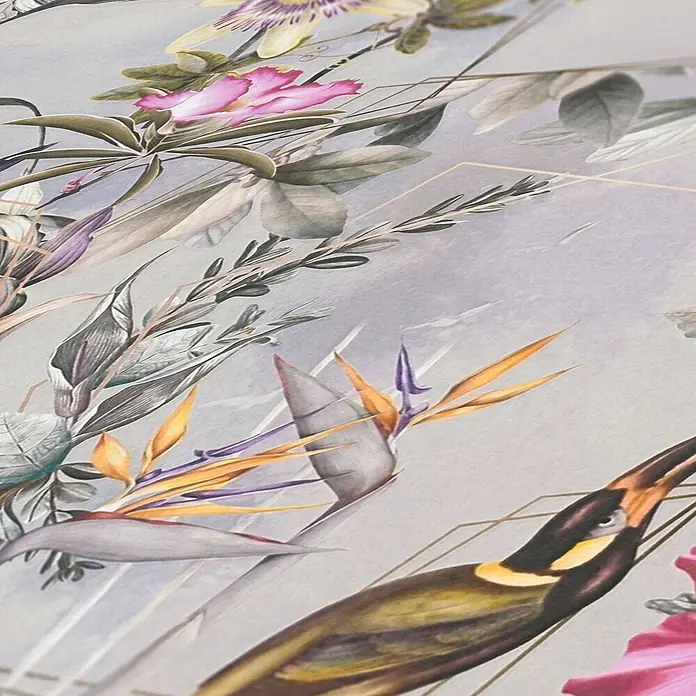 Tapete Tiere Maria M1-No.788 Vliestapete Grau Rosa Blumenoptik Dschungel -  - Ein lebhaftes Tropenmuster mit bunten Blumen wie Strelitzien, einem langschnäbeligen Vogel und grünem Laub, akzentuiert mit goldenen geometrischen Linien.
