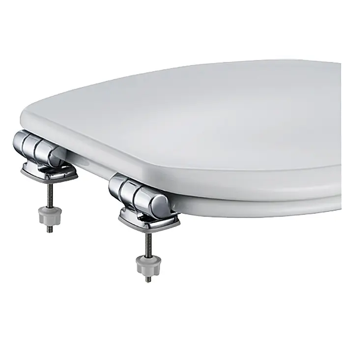 Poseidon Tapa de WC Granada - Madera, Blanco, Con caída amortiguada - Un asiento de inodoro blanco con bisagras cromadas y pernos de montaje, asegurando una fácil instalación y una apariencia elegante para cualquier baño.