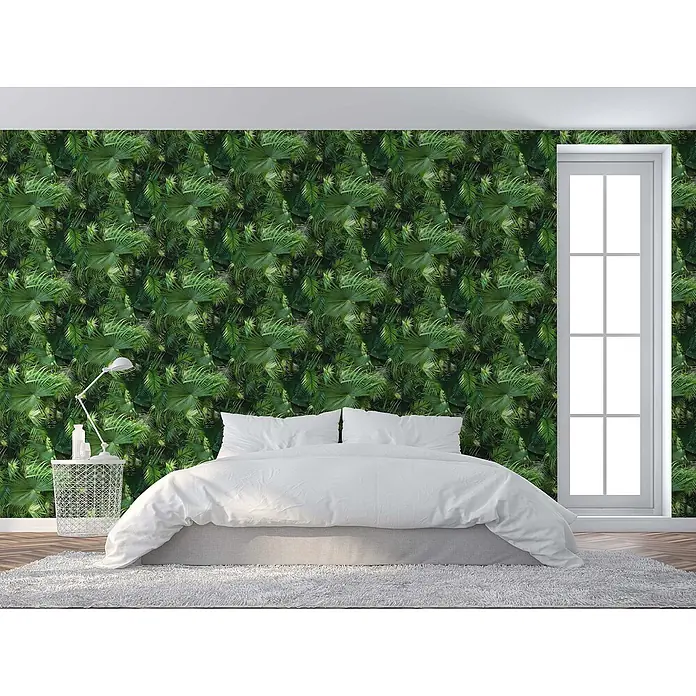 Tapete Wald und Blätter Enrico M1-No.175 Vliestapete Grün Dschungel Palmen -  - Grüne Tapete mit tropischem Blättermuster an einer Schlafzimmerwand hinter einem weißen Bett und neben einem Fenster.