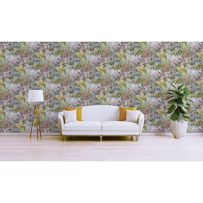Tapete Dschungel Camilla M1-No.795 Vliestapete Grün Rosa Blumenoptik Natur -  - Botanische Tapete mit üppigem Grün, rosa Blumen und tropischen Vögeln an einer Wand in einem modernen Wohnzimmer.