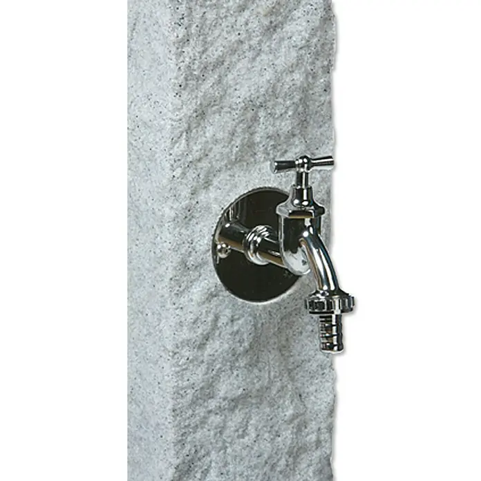 Arves Wasserzapfstelle Natura - Granitfarben, Höhe: 98 cm - Nahaufnahme eines verchromten Wasserhahns an einer grauen Steinwand. Der Hahn hat einen T-förmigen Griff und ist sauber.