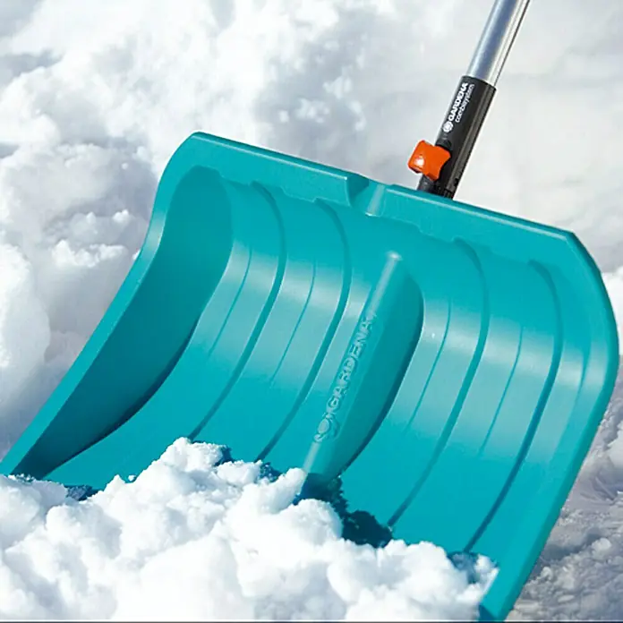 Gardena Combisystem Schneeschieber ES 50 - Breite: 50 cm, Aluminiumkante - Nahaufnahme einer Gardena Schneefräse beim Schneeräumen.